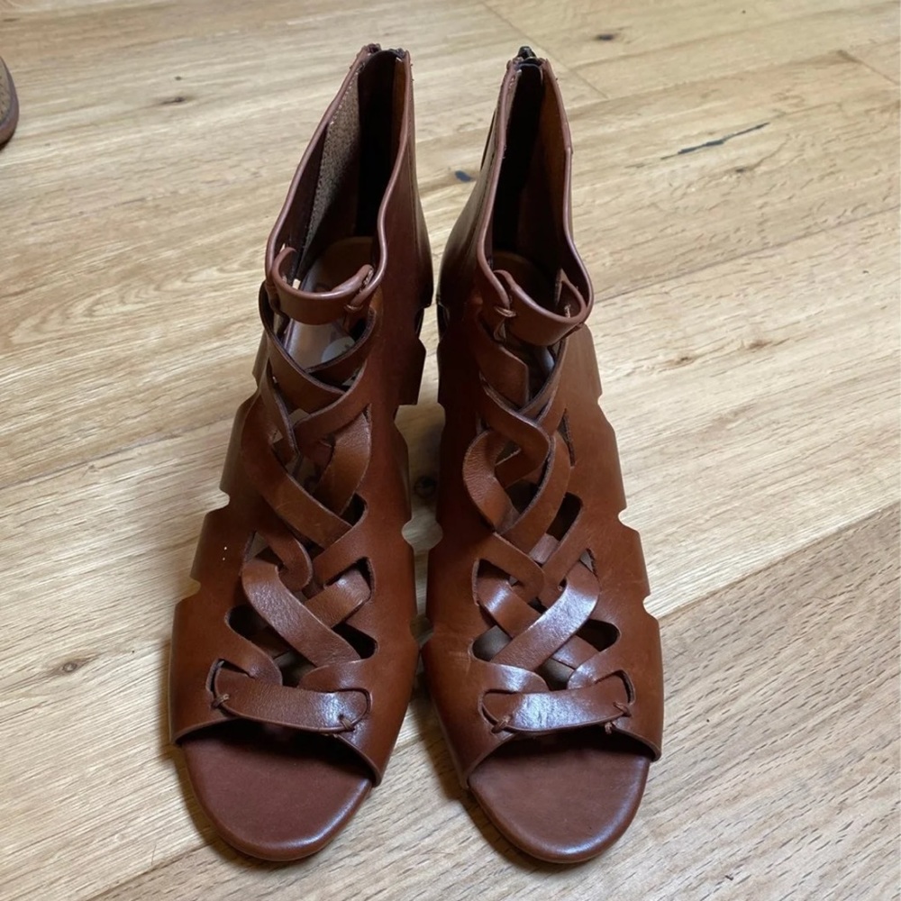 Zodiac woman’s Camila Sandals size 9.5